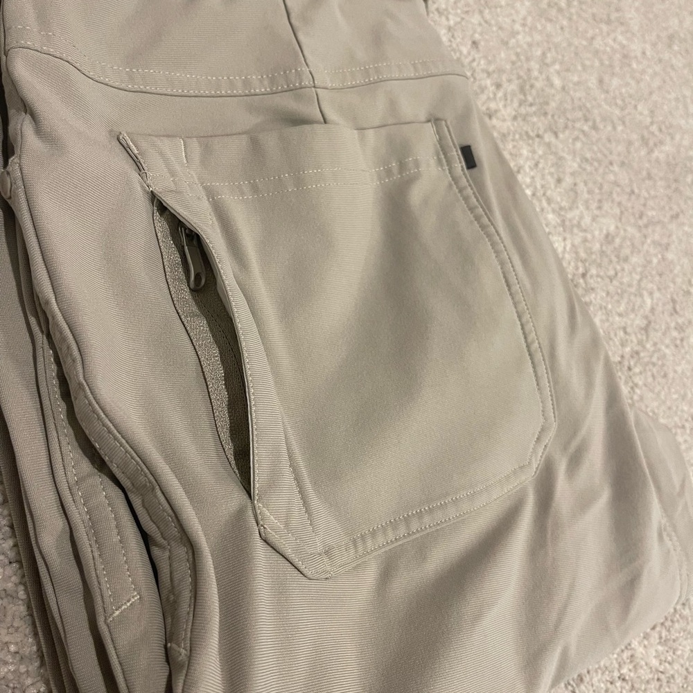 Preowned Lululemon commission pants 30x29 in excellent condition